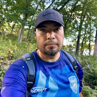 Selvin Ortiz on a wooded disc golf course.